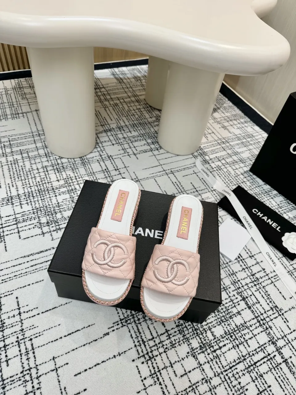 👟👟Ex-factory price 480👟👟 Top version Chanel Chanel - 2025 spring model, counter top double C sandals, this classic design; the extraordinary double C incorporates a variety of color elements... The diversified mix and match is very beautiful and versatile, very light on the foot, comfortable, super delicate and elegant, and can be used outdoors... ꫛꫀꪝ Go➫ Material: ❶Upper made of: Original imported sheepskin ❷Inner lining: Original sheepskin lining ❸Outsole based on: Original Italian genuine leather outsole Counter boutique packaging complete set for women 35–40 (customized for 41) 3 colors available (black, white, pink)
